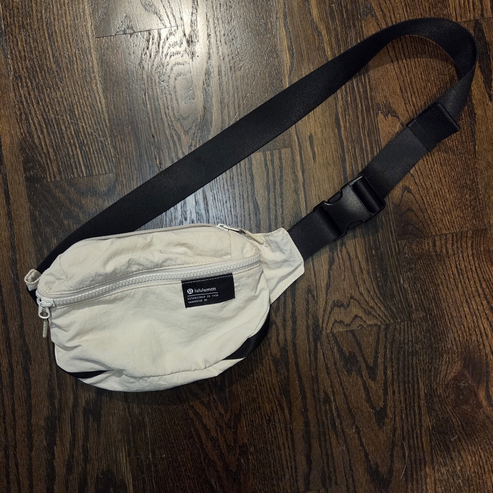 Lululemon Athletica Black and Cream Belt Bag. Size 2L. NWOT
